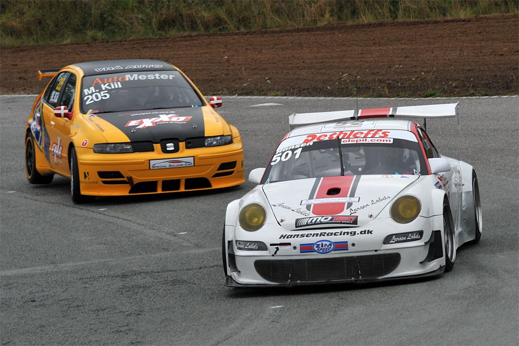 Jørgen Hansen (t.h.) starter titelforsvaret bag rattet af sin Porsche på Ring Djursland den 20.-21. april